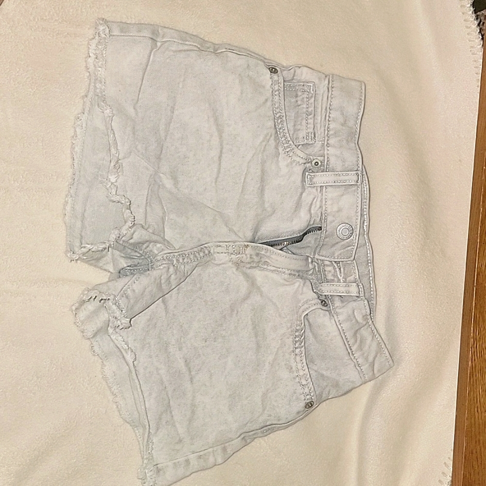 Girls Old Navy Fray bottom shorts in light stone wash gray. Excellent condition.